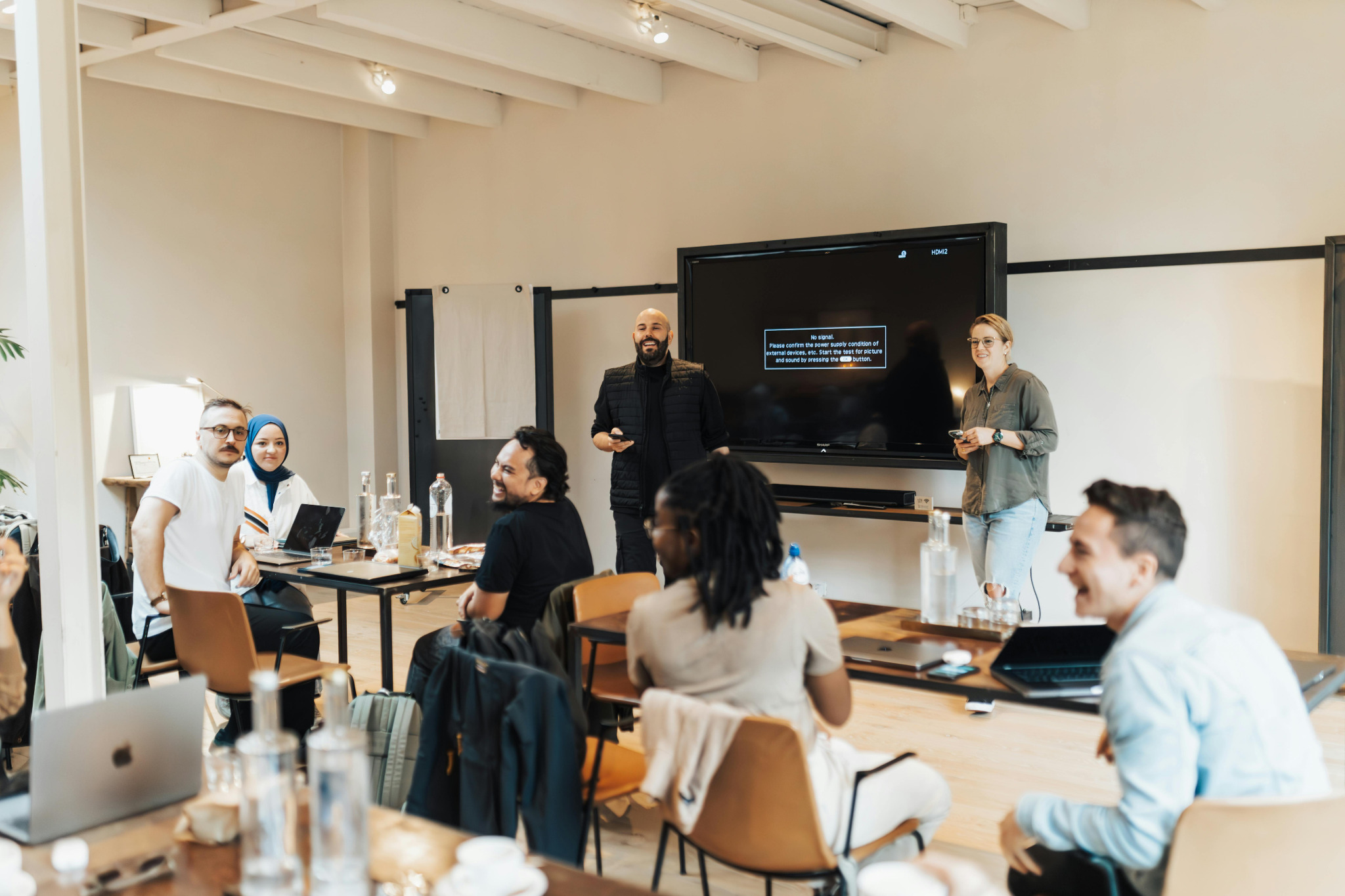 Vernetztes Team rund um einen Konferenztisch